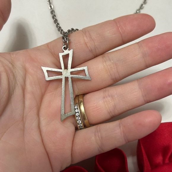 5/$25 cross silver pendant necklace 24 inches 🕺 - Picture 3 of 6